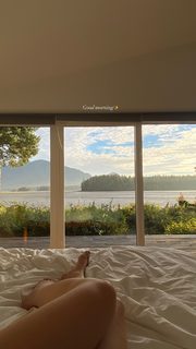 Sophie Nélisse feet photo thumbnail