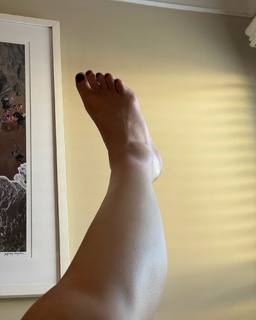 Sophie Nélisse feet photo thumbnail