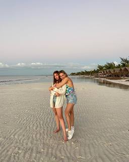 Sophie Nélisse feet photo thumbnail