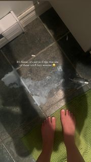 Sophie Nélisse feet photo thumbnail
