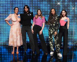 Sophie Nélisse feet photo thumbnail