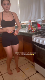 Sophie Nélisse feet photo thumbnail