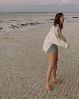 Sophie Nélisse feet photo thumbnail