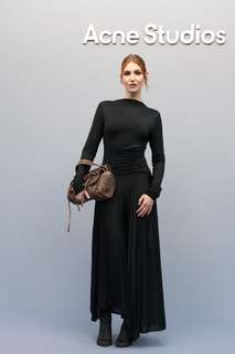 Sophie Nélisse feet photo thumbnail