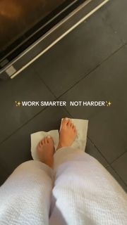 Sophie Nélisse feet photo 17