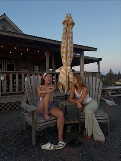 Sophie Nélisse feet photo 1