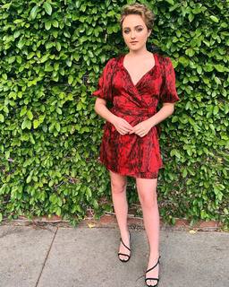 Sophie Reynolds feet photo 1