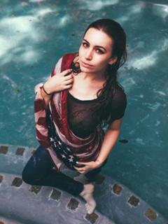 Sophie Simmons feet photo thumbnail