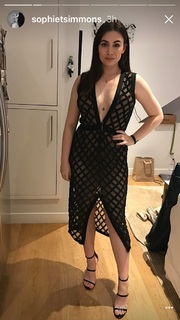 Sophie Simmons feet photo thumbnail