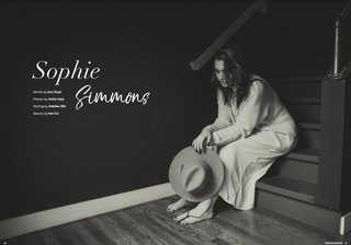 Sophie Simmons feet photo thumbnail