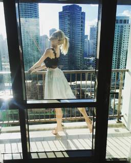 Sophie Sumner feet photo 3