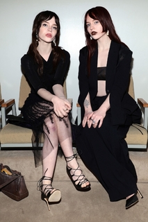 Sophie Thatcher feet photo thumbnail