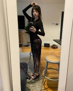 Sophie Thatcher feet photo thumbnail