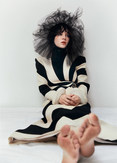 Sophie Thatcher feet photo thumbnail