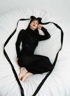 Sophie Thatcher feet photo thumbnail