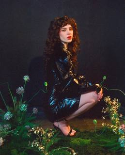 Sophie Thatcher feet photo thumbnail