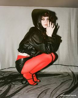 Sophie Thatcher feet photo thumbnail