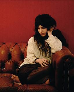 Sophie Thatcher feet photo thumbnail