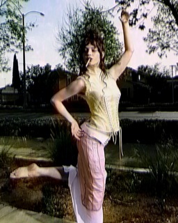 Sophie Thatcher feet photo thumbnail