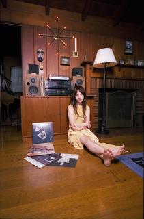 Sophie Thatcher feet photo thumbnail