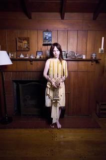 Sophie Thatcher feet photo thumbnail