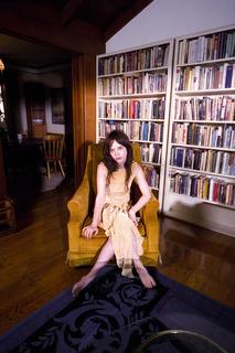 Sophie Thatcher feet photo thumbnail