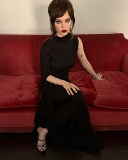 Sophie Thatcher feet photo thumbnail
