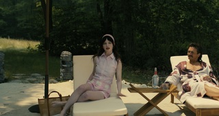 Sophie Thatcher feet photo thumbnail