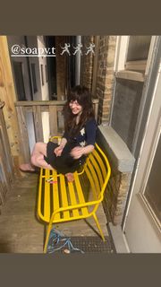 Sophie Thatcher feet photo thumbnail