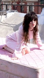 Sophie Thatcher feet photo 9