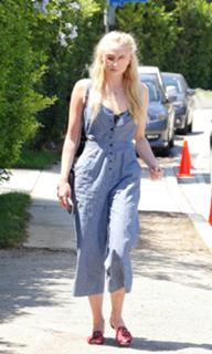 Sophie Turner feet photo thumbnail