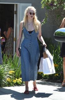 Sophie Turner feet photo thumbnail