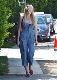 Sophie Turner feet photo thumbnail