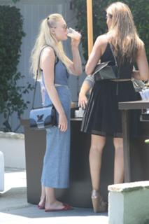 Sophie Turner feet photo thumbnail