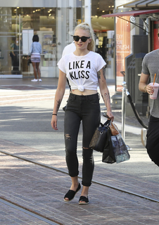 Sophie Turner feet photo thumbnail