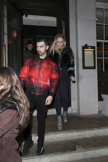 Sophie Turner feet photo thumbnail