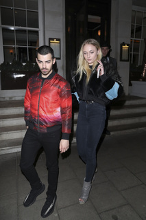 Sophie Turner feet photo thumbnail