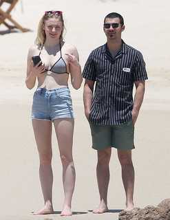 Sophie Turner feet photo thumbnail