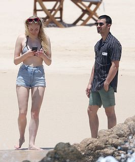 Sophie Turner feet photo thumbnail