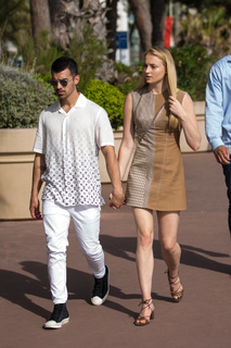 Sophie Turner feet photo thumbnail