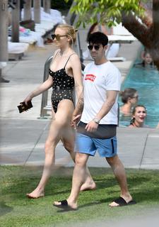 Sophie Turner feet photo thumbnail