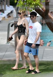 Sophie Turner feet photo thumbnail