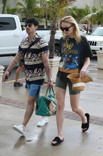 Sophie Turner feet photo thumbnail
