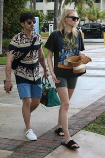 Sophie Turner feet photo thumbnail