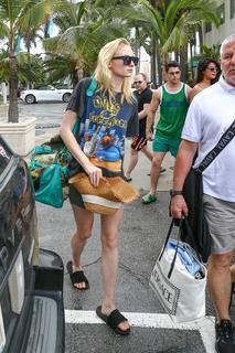 Sophie Turner feet photo thumbnail
