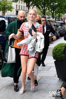 Sophie Turner feet photo thumbnail