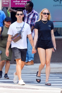 Sophie Turner feet photo thumbnail
