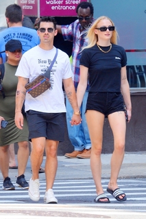 Sophie Turner feet photo thumbnail