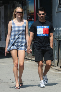 Sophie Turner feet photo thumbnail