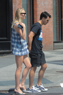 Sophie Turner feet photo thumbnail